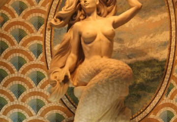 oturmuş deniz kızı heykeli